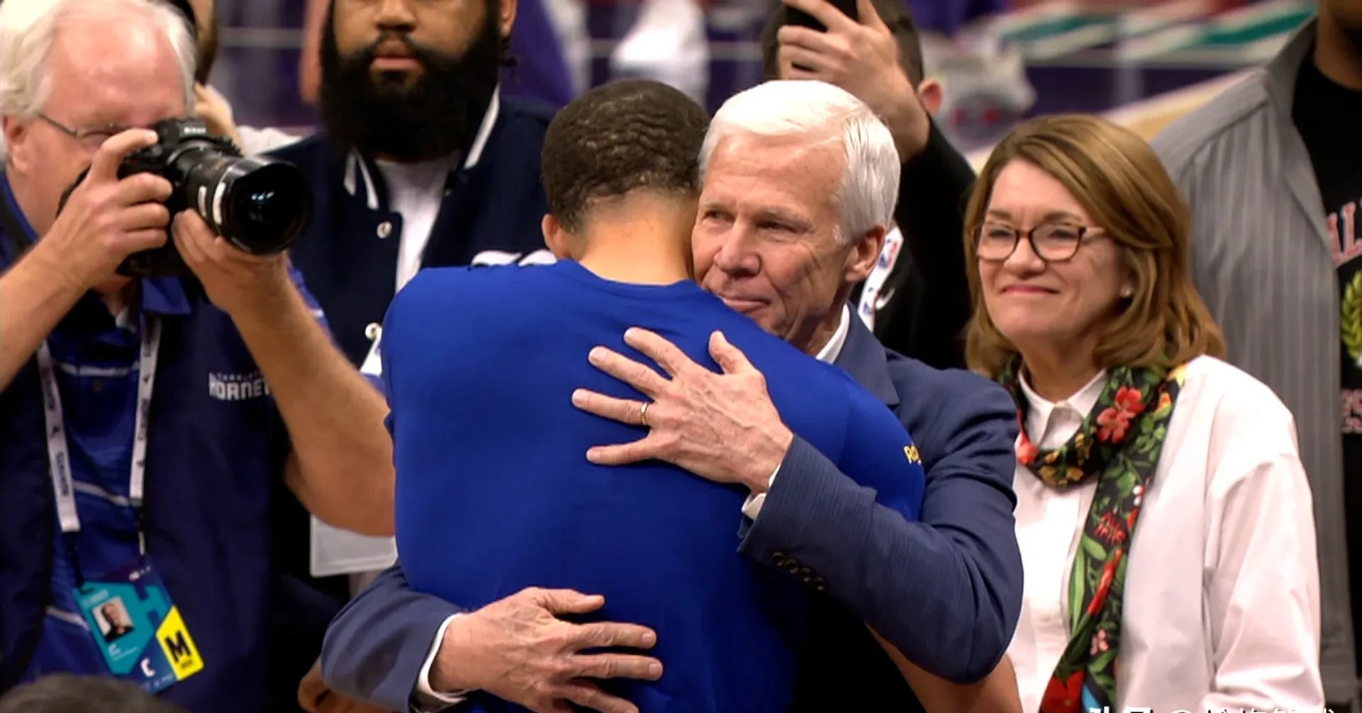 亚冠赛前再迎强敌，夏洛特黄蜂内部沟通，主帅态度：引发热议，医务组通报恢复的简单介绍