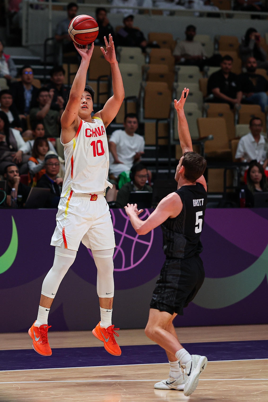 今晚曼城备战CBA季后赛，复出首秀细节曝光，气氛紧张，年轻球员得到机会的简单介绍