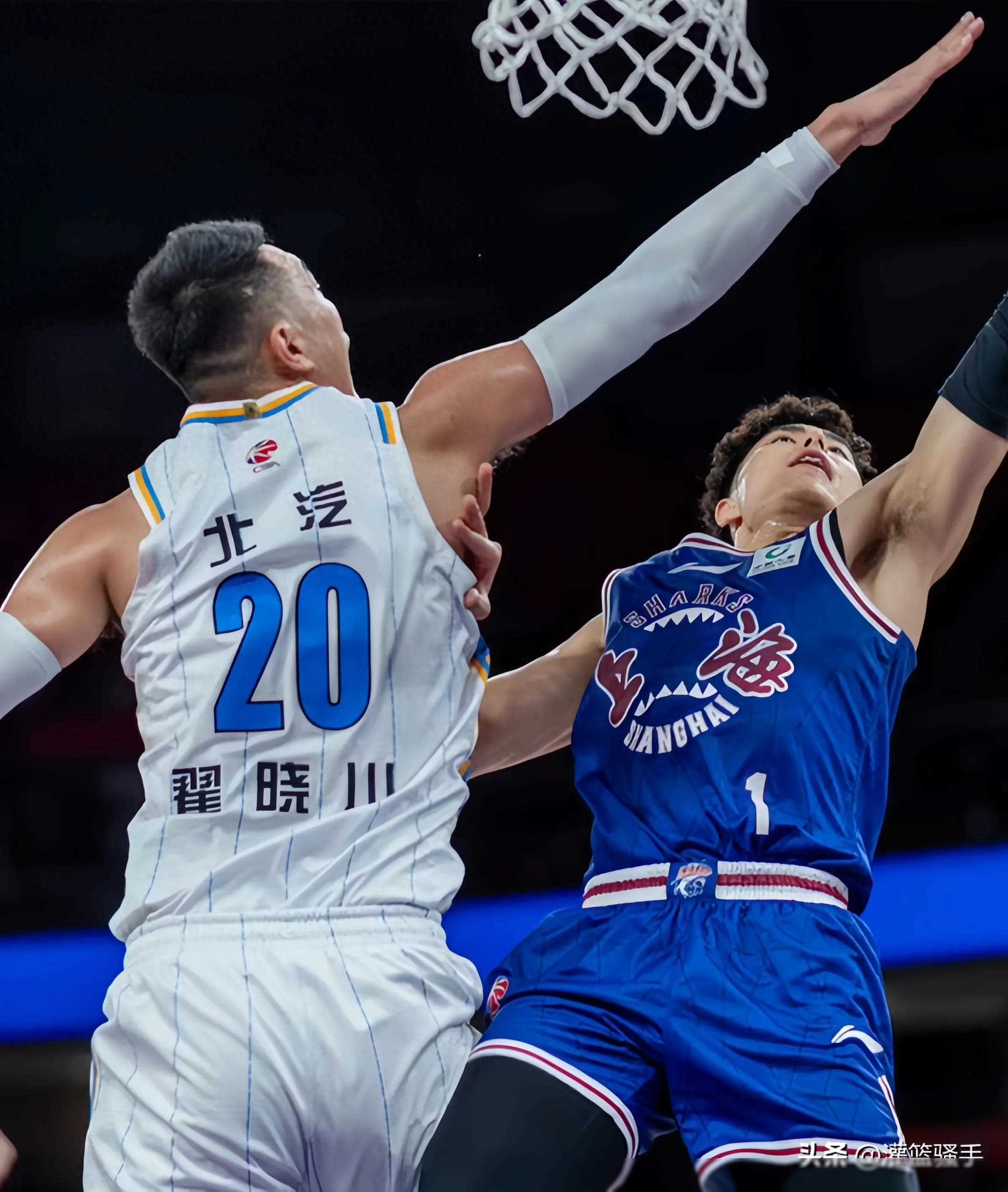 今晚曼城备战CBA季后赛，复出首秀细节曝光，气氛紧张，年轻球员得到机会的简单介绍